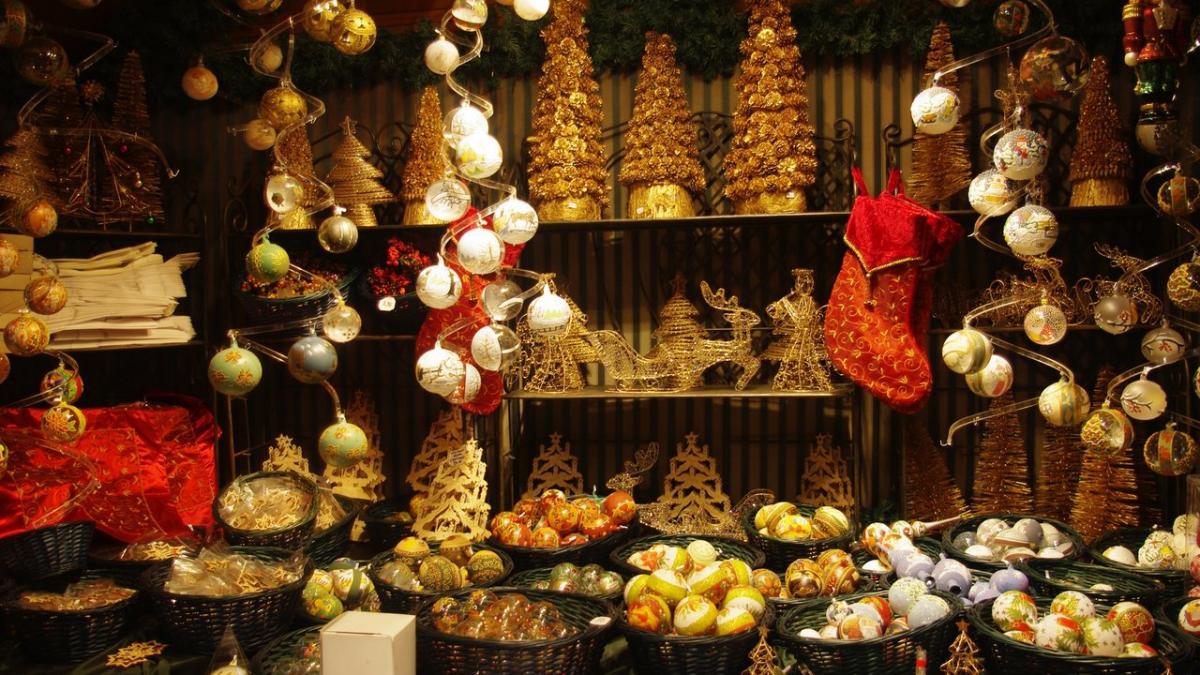 intra in spiritul de sezon al craciunului in piata din viena