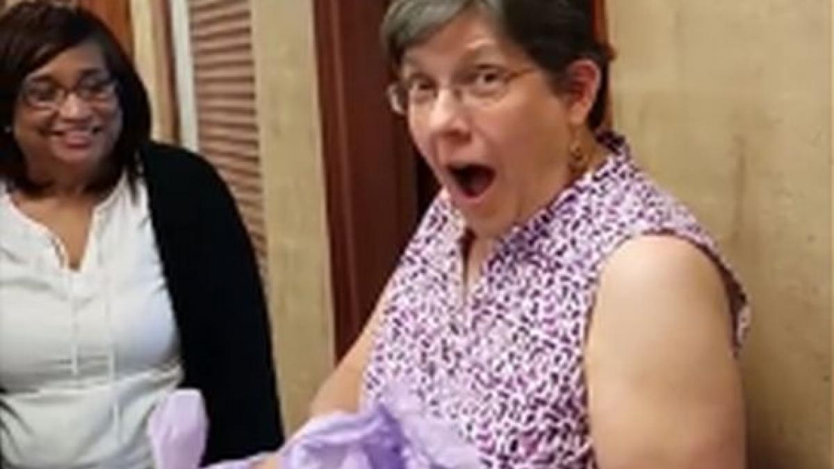 reactia femeie bunica adoptie bebelus