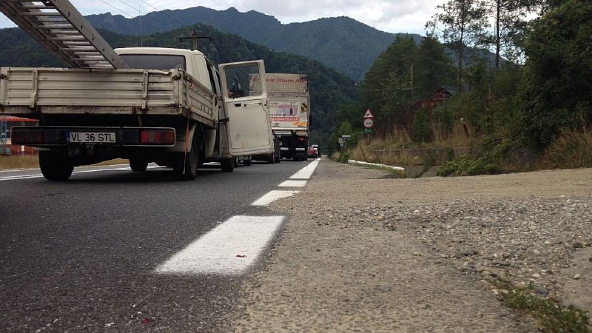 traficul pe valea oltului este complet blocat pe sosea au cazut bolovani