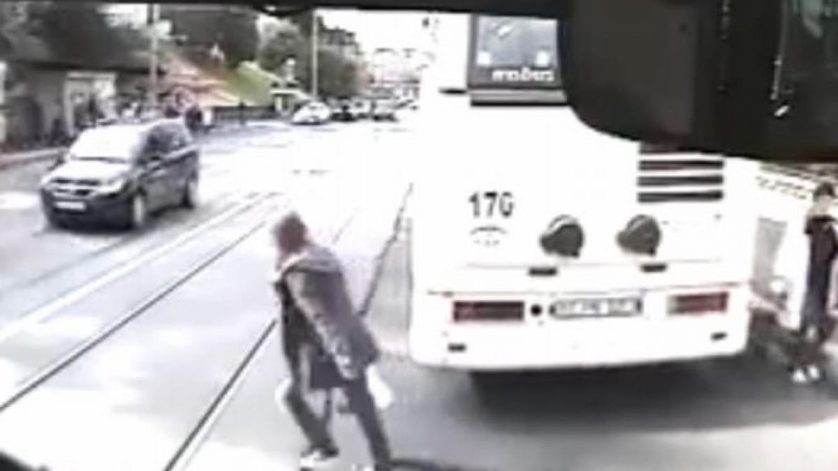 o fata a fost lovita in plin de un sofer