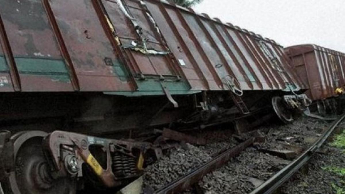 un tren incarcat cu motorina a deraiat