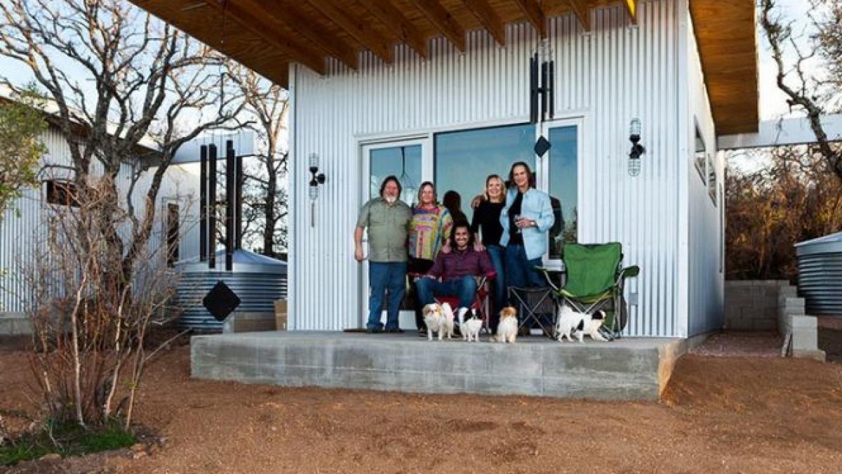 vor sa imbatraneasca impreuna patru cupluri si au construit propriul oras