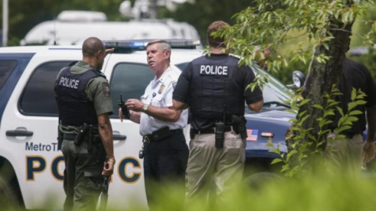 atac armat in sua o femeie a fost impuscata atacatorul a inceput sa traga in politisti