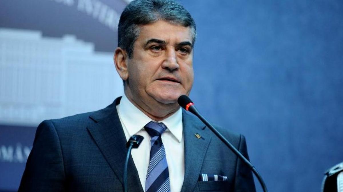 gabriel oprea a acordat placheta de onoare a mai sefului biroului fbi in romania