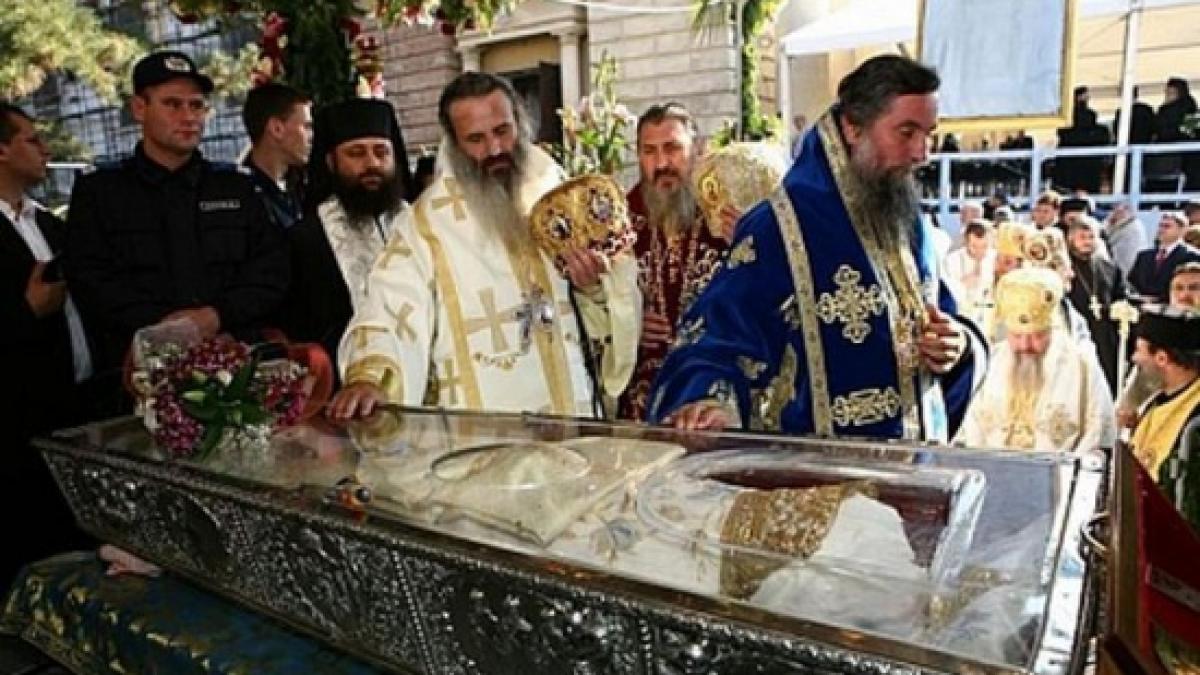 jumatate de milion de credinciosi la moastele sfintei parascheva oamenii spera la o minune