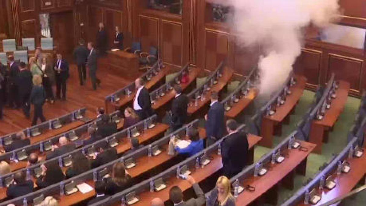 pristina kosovo gaze lacrimogene opozitie