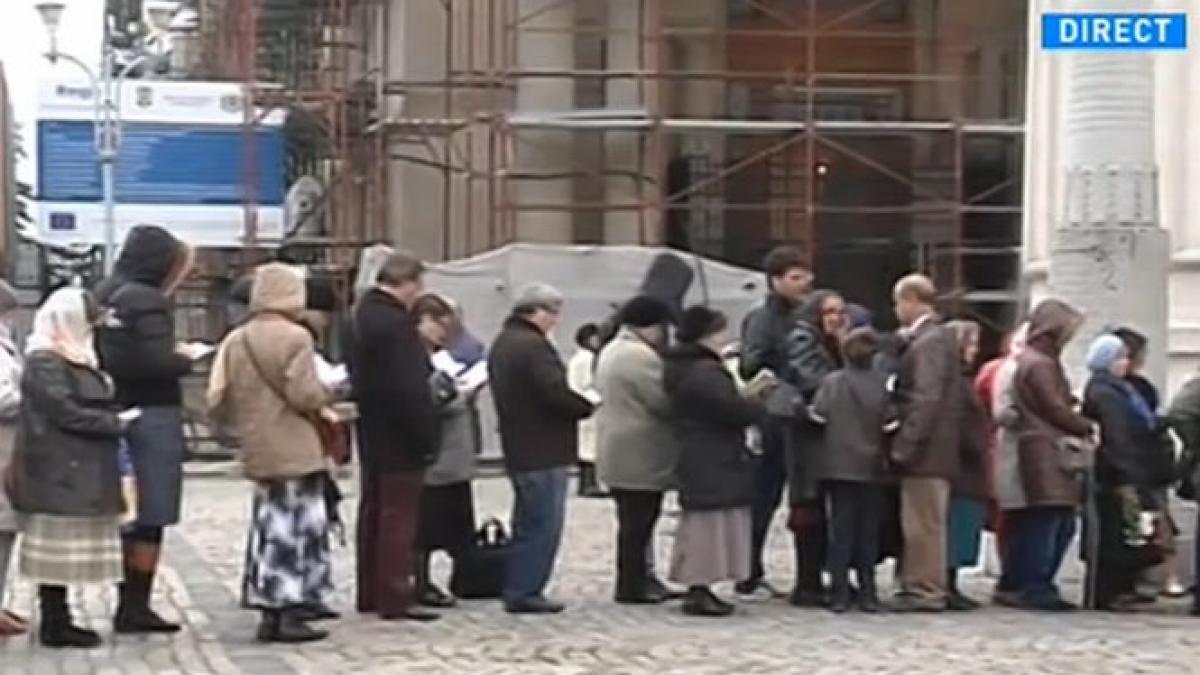 moastele sfintei mironosite maria magdalena la patriarhie sute de credinciosi asteapta sa ajunga la