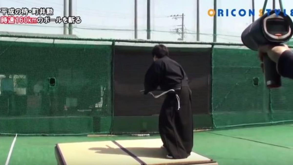 un samurai taie o minge de baseball