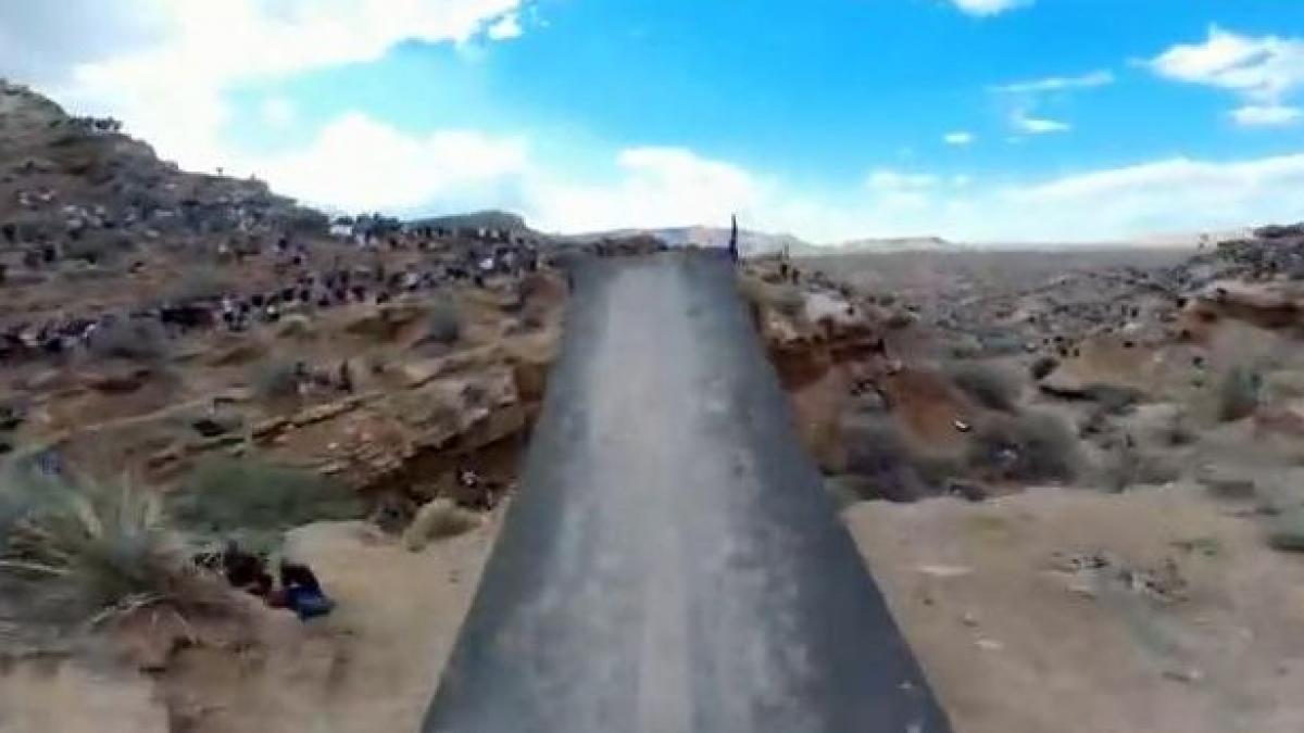 backflip nebun cu bicicleta deasupra unui canion