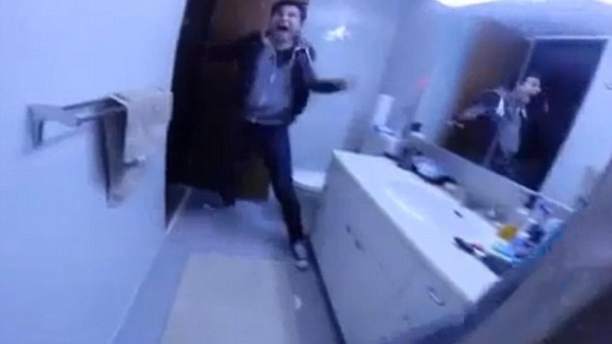 a intrat in baie iar perdeaua de la dus a inceput sa se miste usor barbatul a luat o la fuga tipand