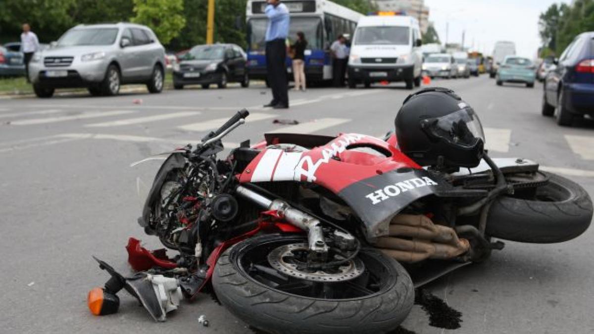 accident cu o motocicleta la arcul de triumf a intrat intr un autobuz