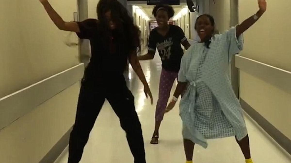 era in travaliu insa moasa a prins o dansand pe holurile spitalului clipul a fost vazut de sute de