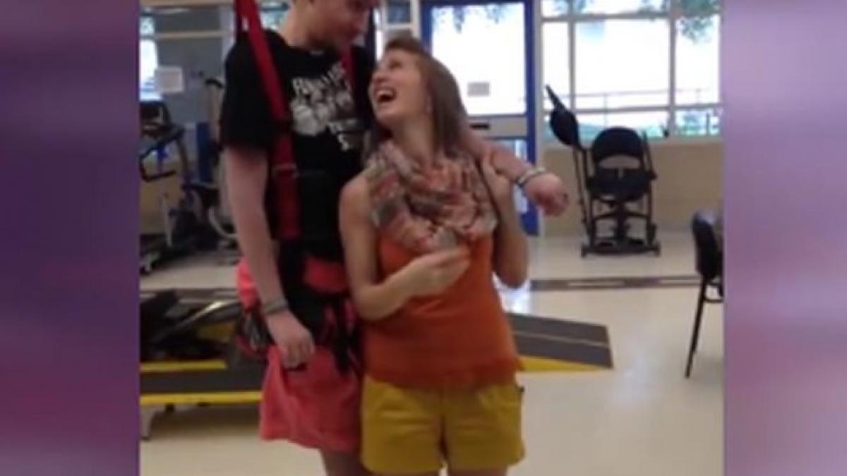 tanar paralizat dans cu sotia lui