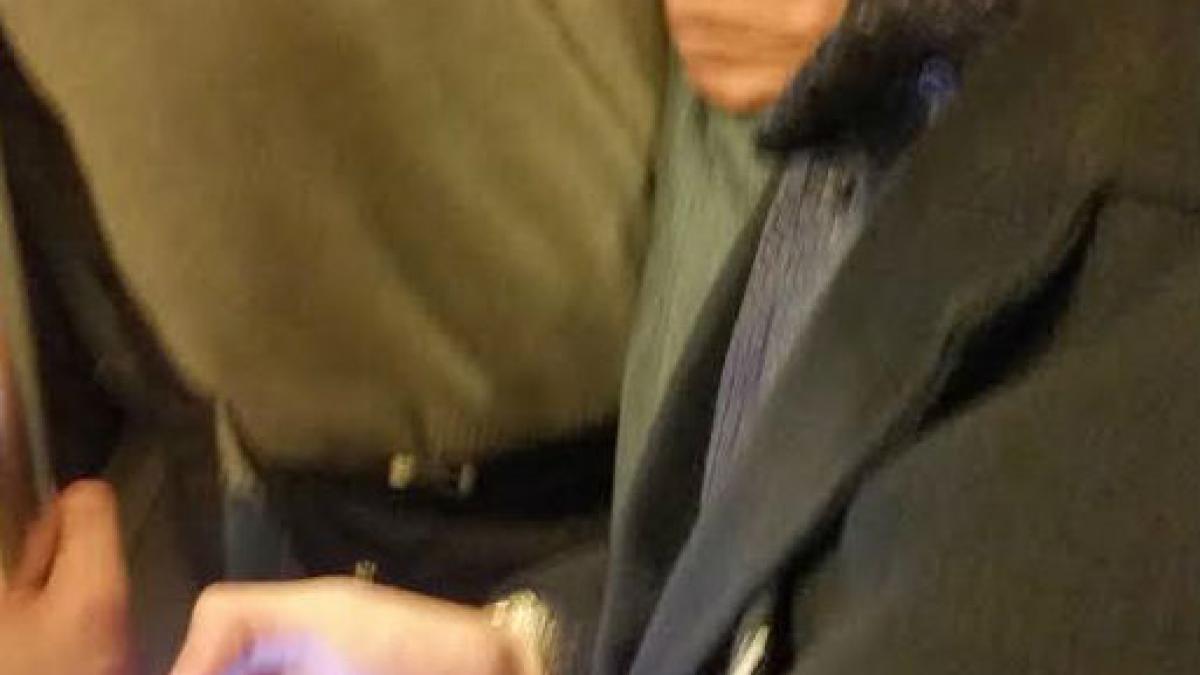 ce facea un tanar in seara asta in metrou vecinii lui au inceput sa zambeasca