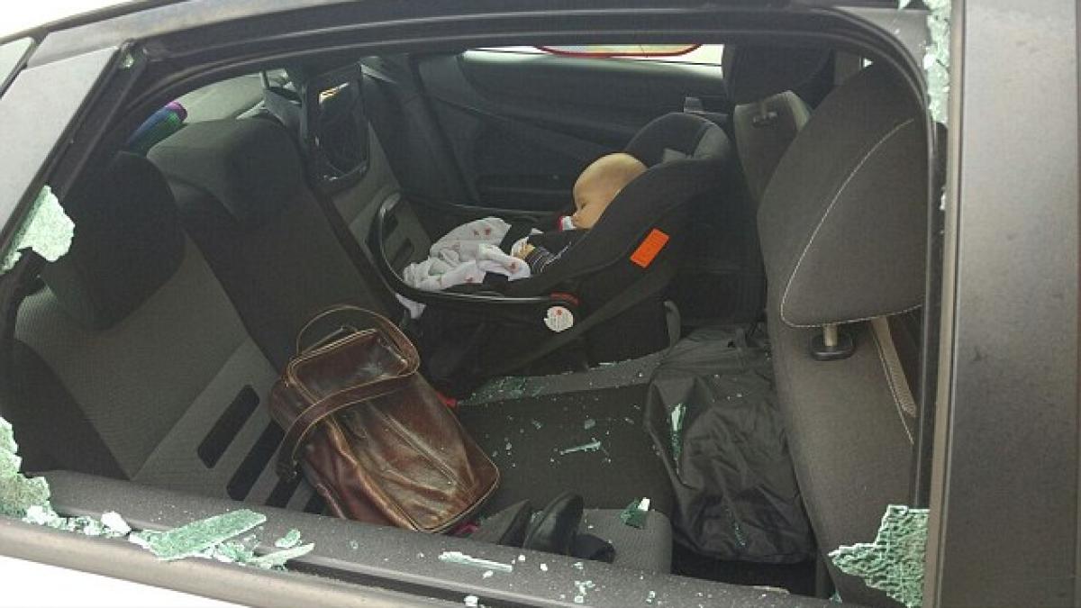 bebelus acoperit cioburi ciclist nervos in trafic