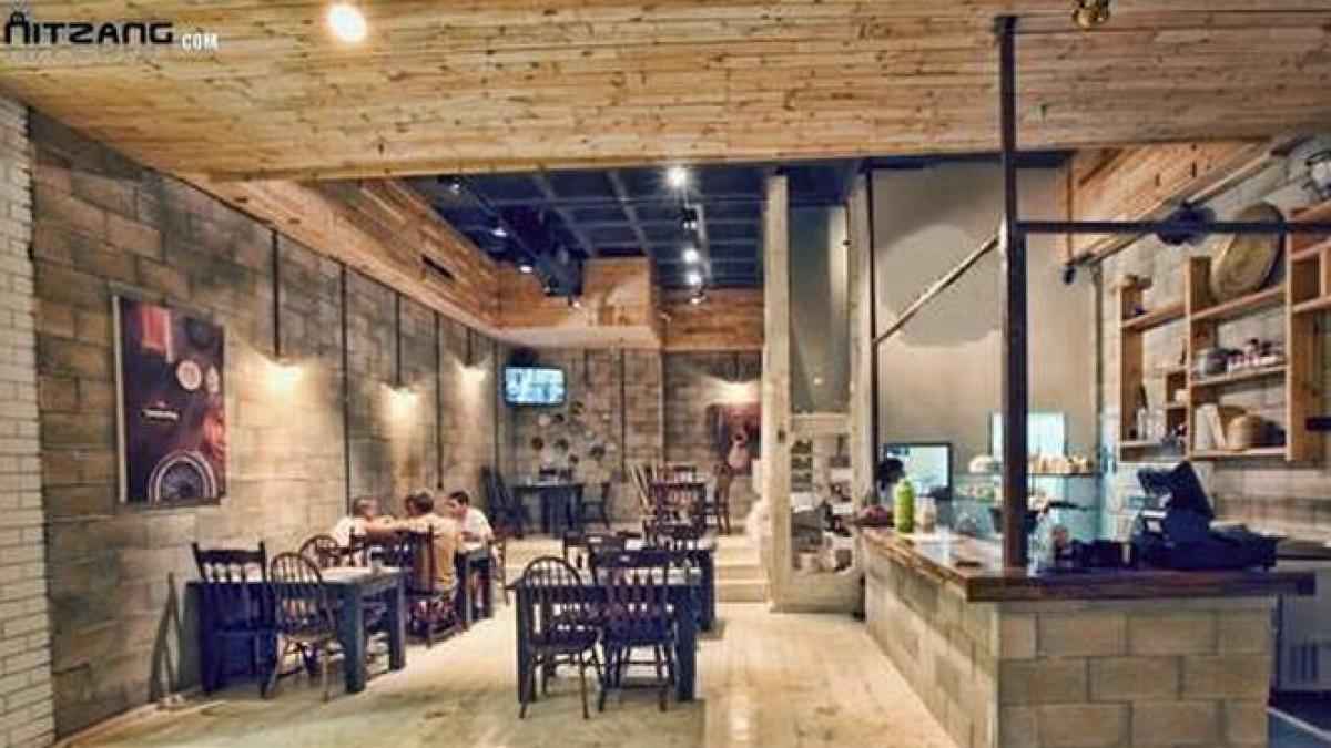 un restaurant ofera reduceri de 50 evreilor si arabilor care mananca la aceeasi masa