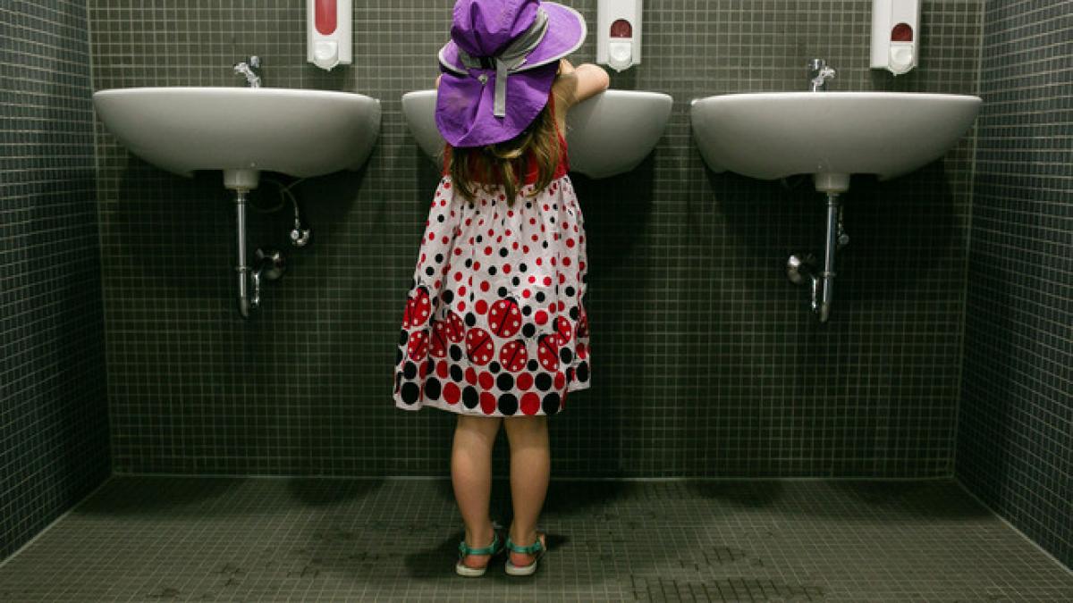 cum a reusit o fetita de 3 ani sa isi umileasca tatal in toaleta unui restaurant