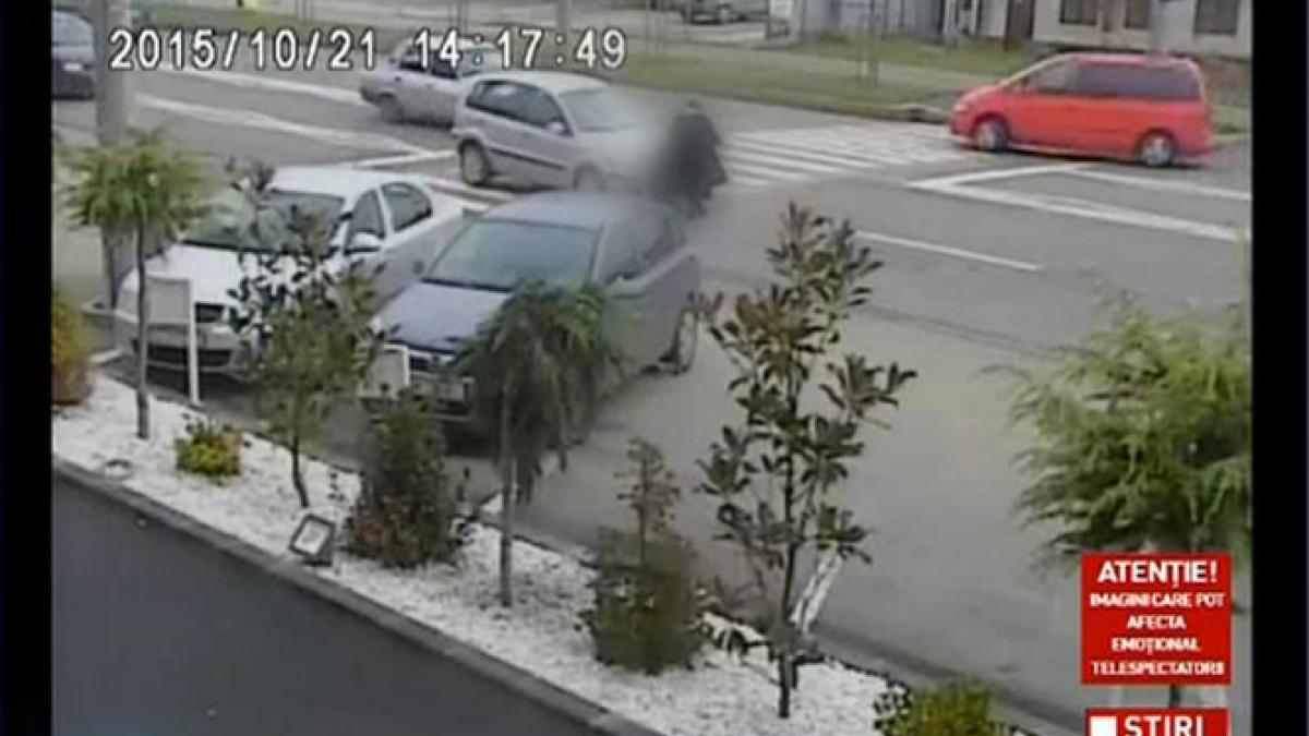 izbita in plin de o masina pe trecerea de pietoni