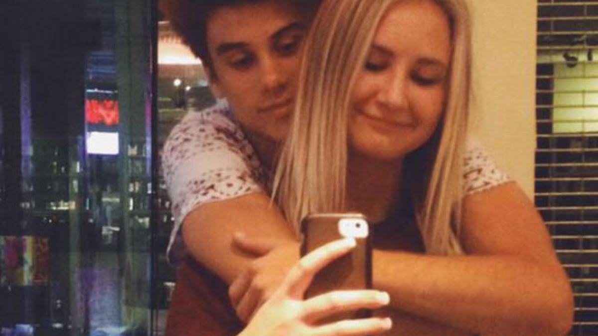 masina distrusa iubit internet