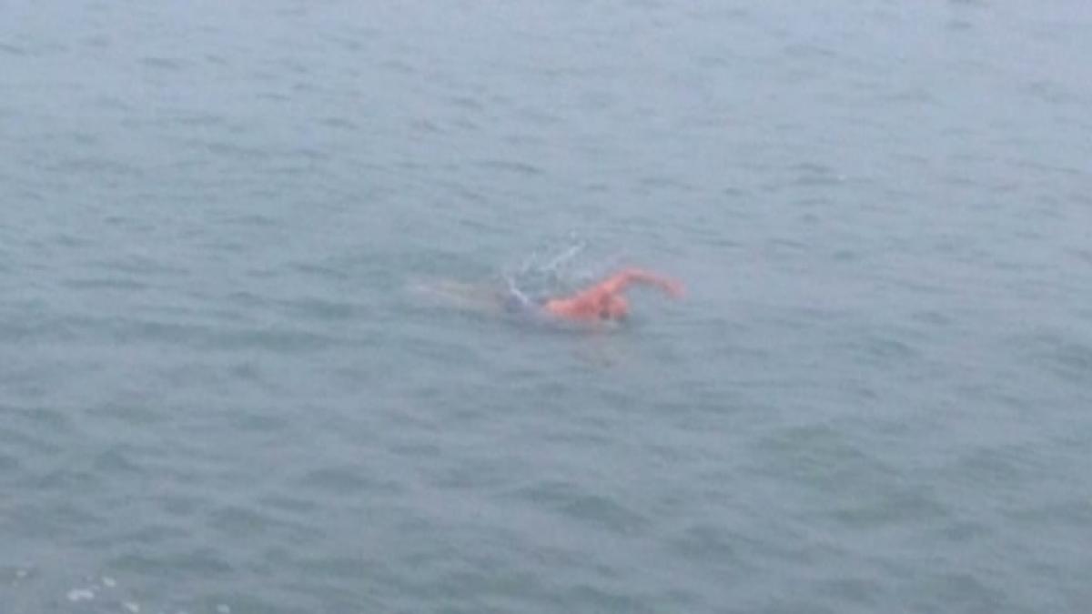 pe litoral mai sunt oameni care inoata in marea neagra ce spun medicii