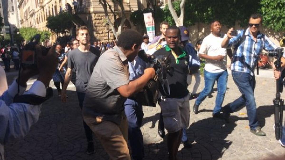 studenti africa de sud gaze lacrimogene