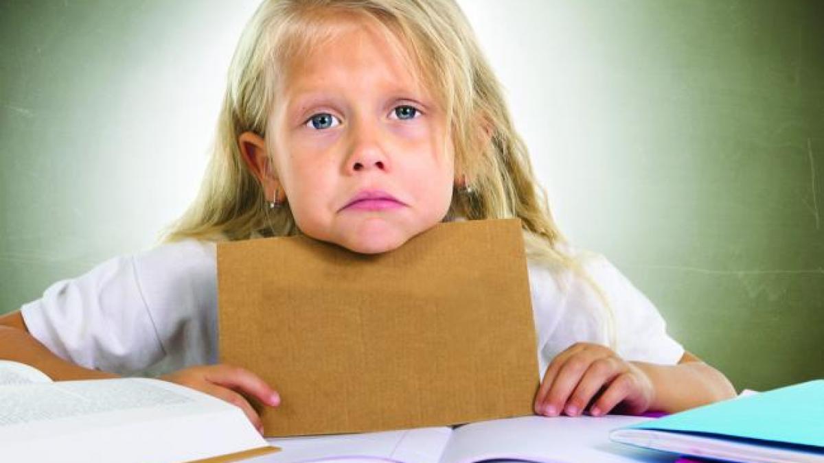 educatie cu pumnul profesoara din tulcea filmata pe sub banci in timp ce agresa un copil