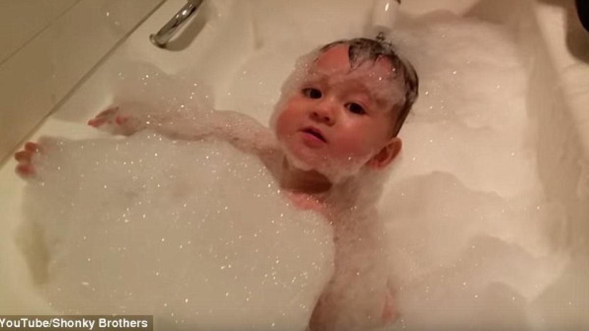 gestul facut de aceasta mama a starnit revolta pe internet ce a facut in timp ce bebelusul ei era