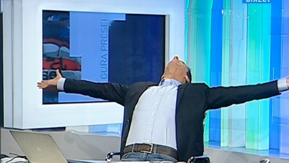 mircea badea ajung la benzinarie ma asez la coada cu trei ciuco in brate in fata mea un strainez