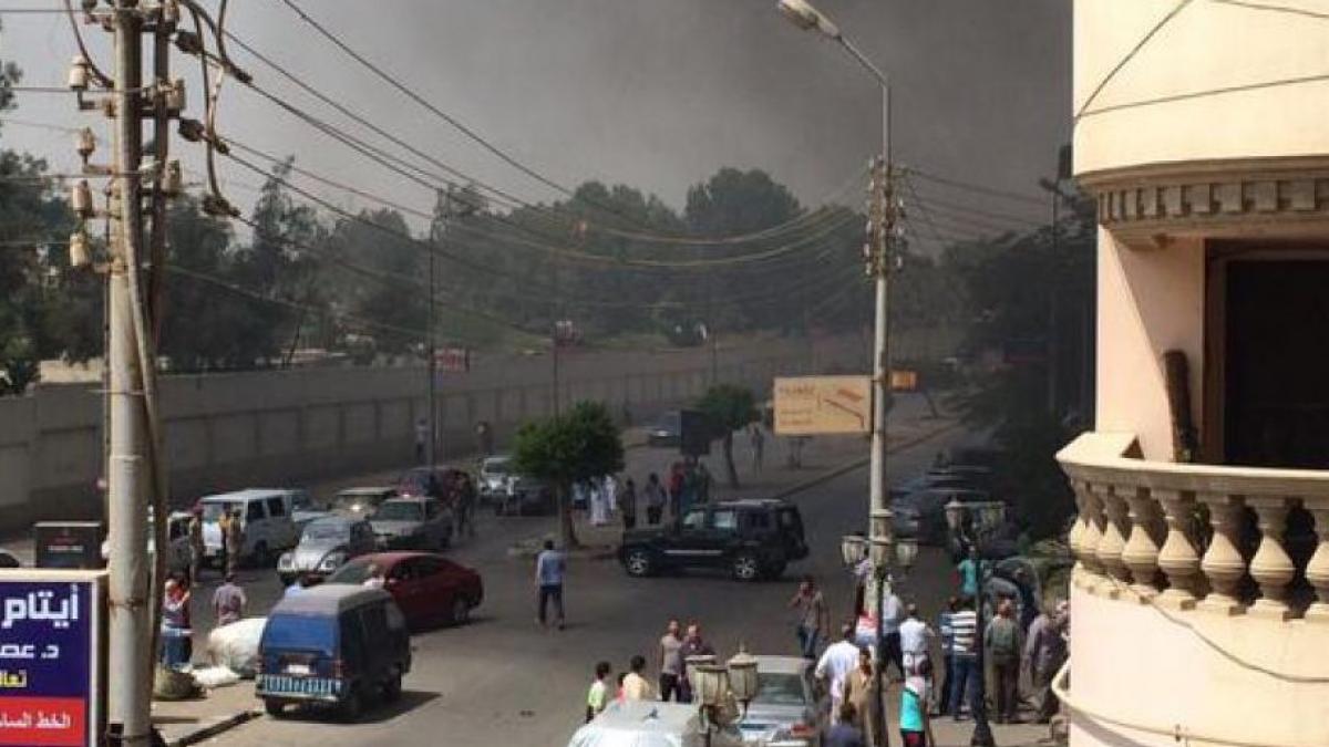 o bomba a explodat in fata unui hotel situat langa piramidele din giza in egipt