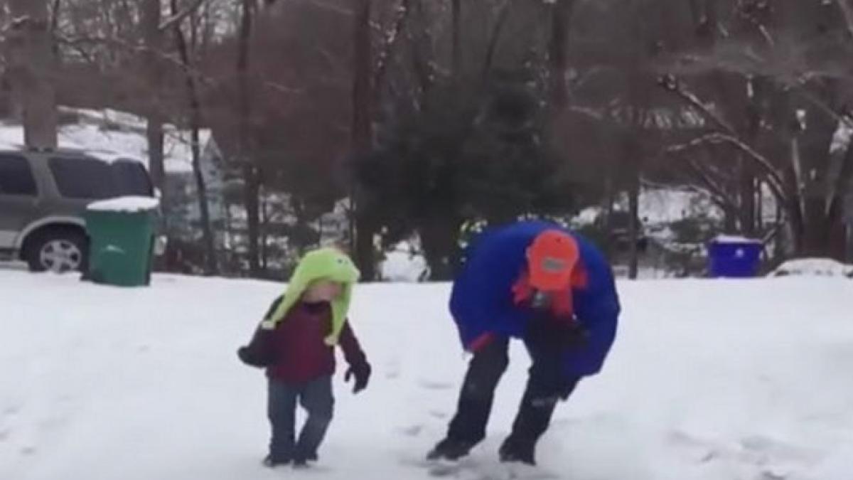 copil zapada tata bulgare joaca