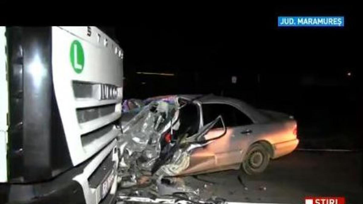 soferi beti crita cu masina sub tir si intr un cap de pod