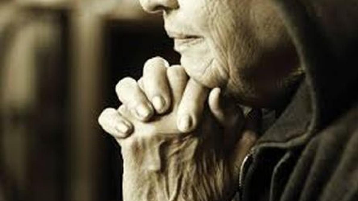 batrana injurata si scuipata de primar