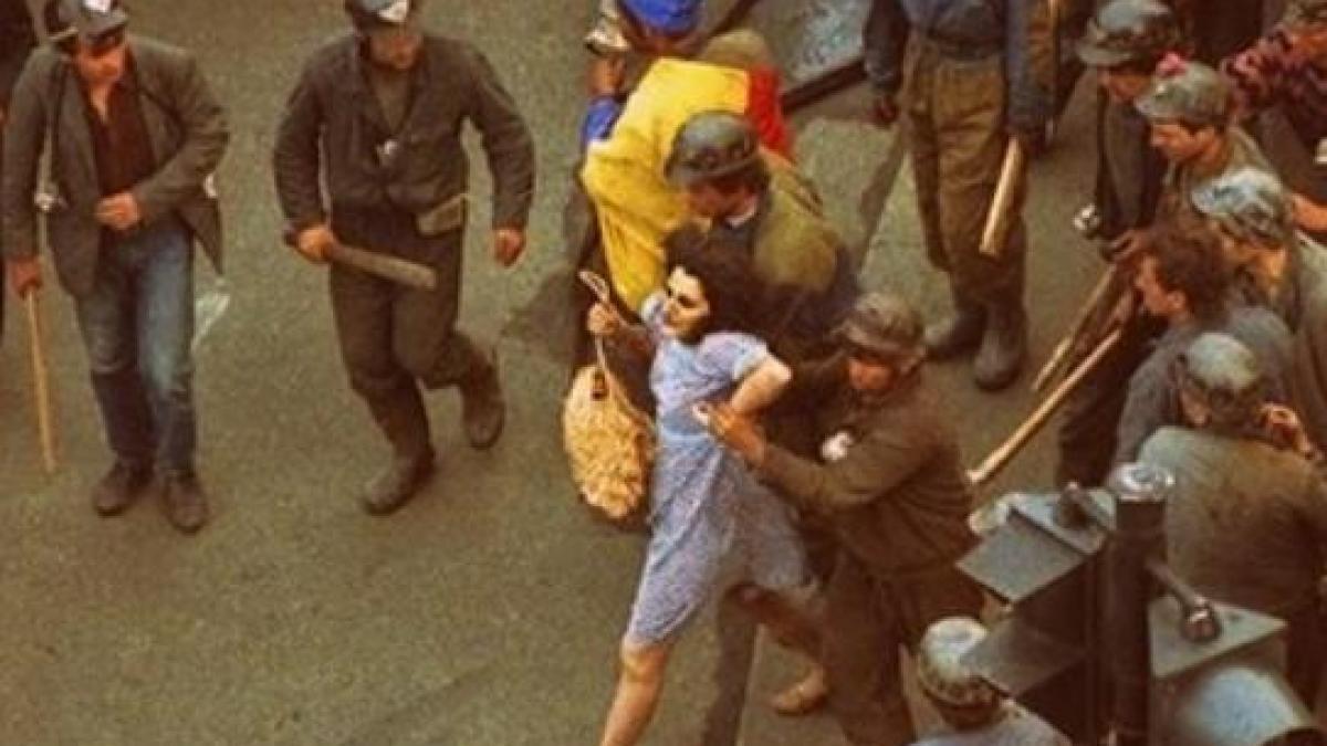 cine e femeia in rochie albastra luata pe sus de mineri in iunie 90