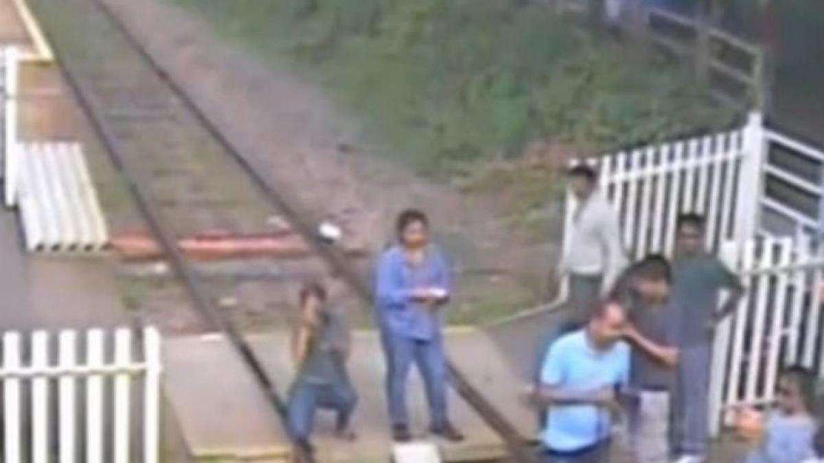 scene incredibile surprinse de camerele de supraveghere ce se intampla langa o gara