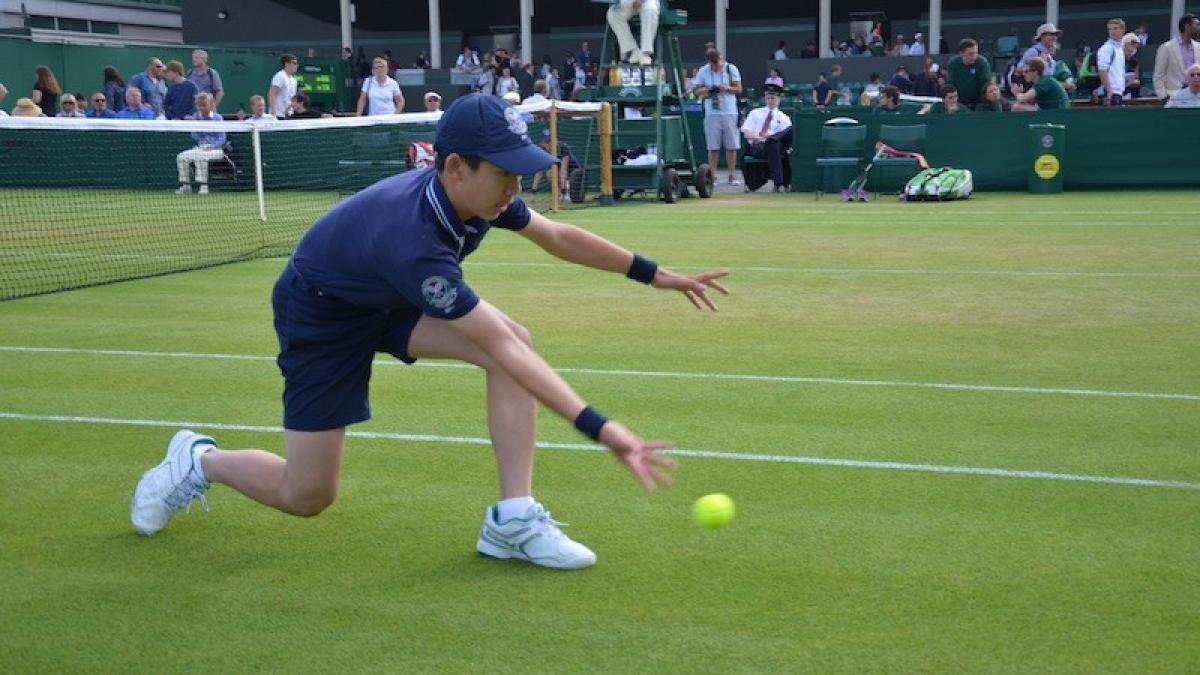 cat castiga un copil de mingi la turneele de tenis