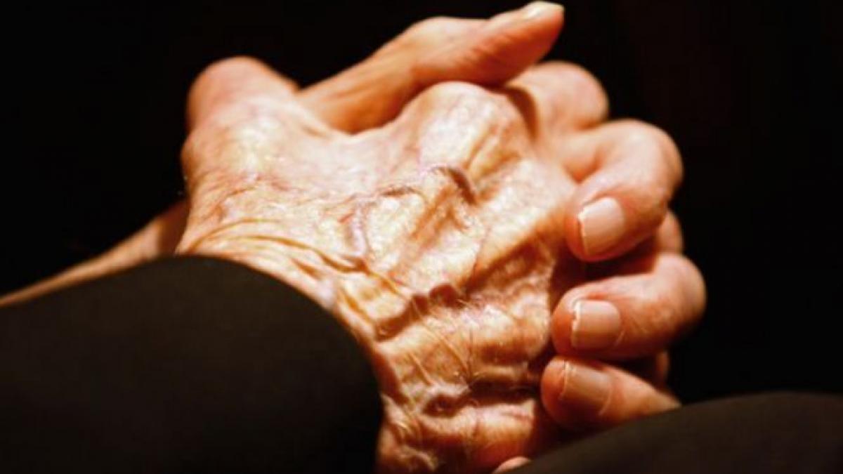 doua batrane singurele locatare ale unui bloc