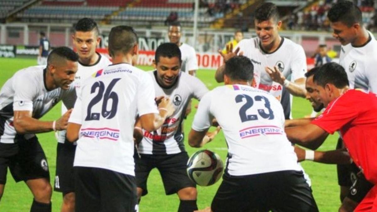 magie la un meci de fotbal un jucator a facut mingea sa leviteze video