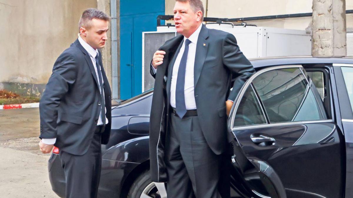 coloana oficiala a lui klaus iohannis a fost huiduita in trafic