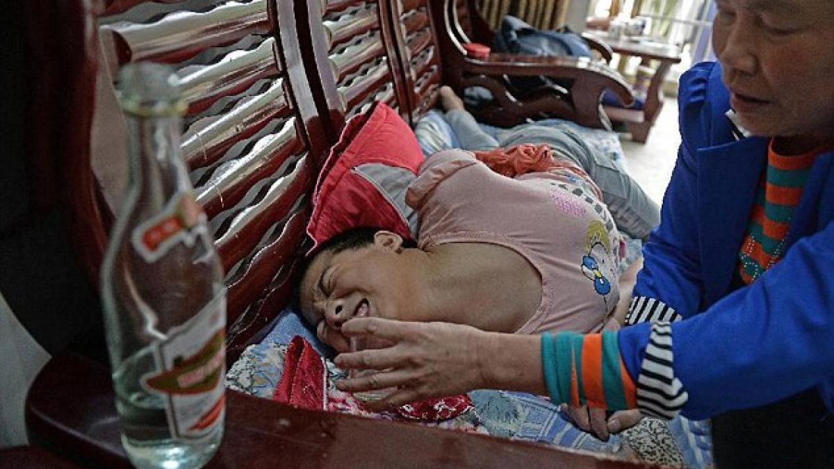 o fetita de 13 ani este imbatata in fiecare zi de parinti motivul este incredibil