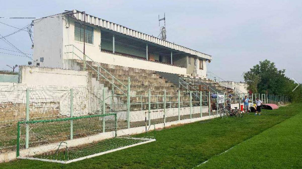 un stadion din romania scos la vanzare pe un site de anunturi boloni a debutat pe acest teren