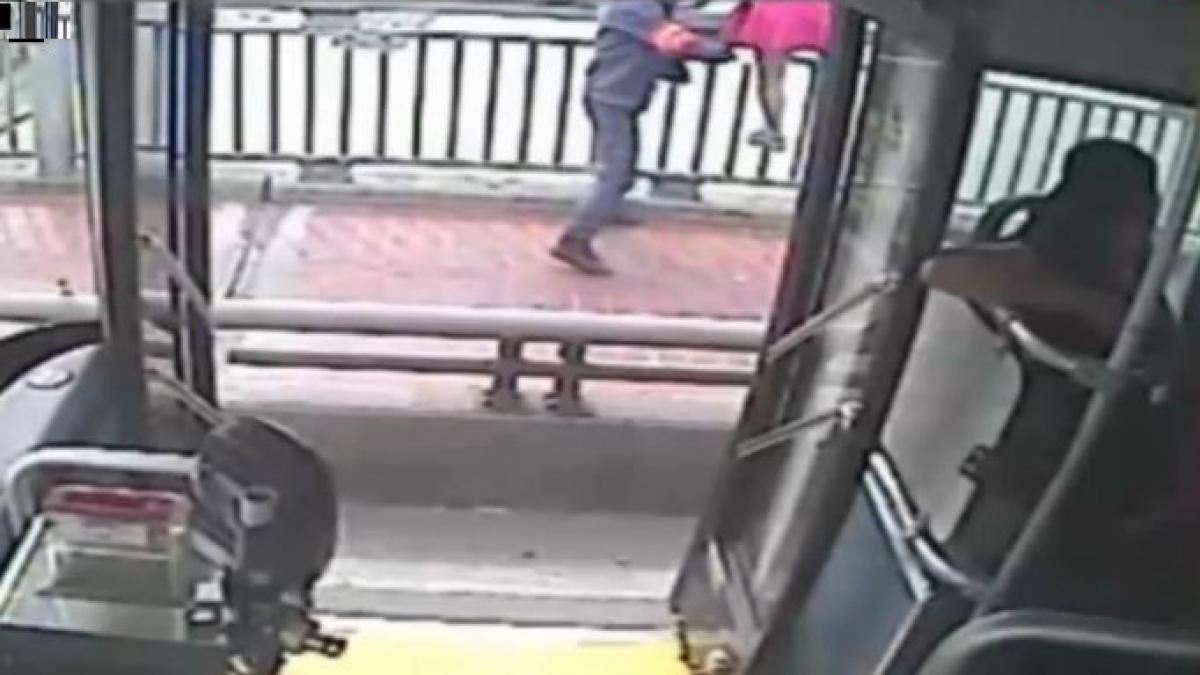 eroul de la volan momentul dramatic in care o tanara este salvata in ultima clipa de la un salt