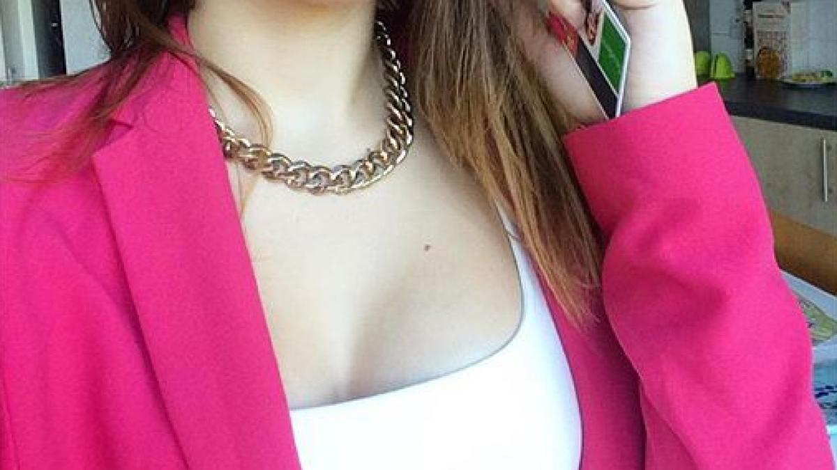 este atat de frumoasa incat toata lumea o considera proasta si superficiala asta desi vorbeste