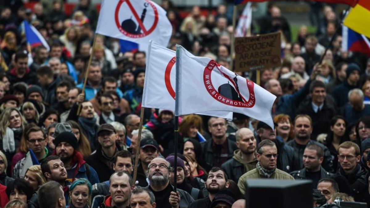 proteste violente anti migranti in praga si alte orase din cehia