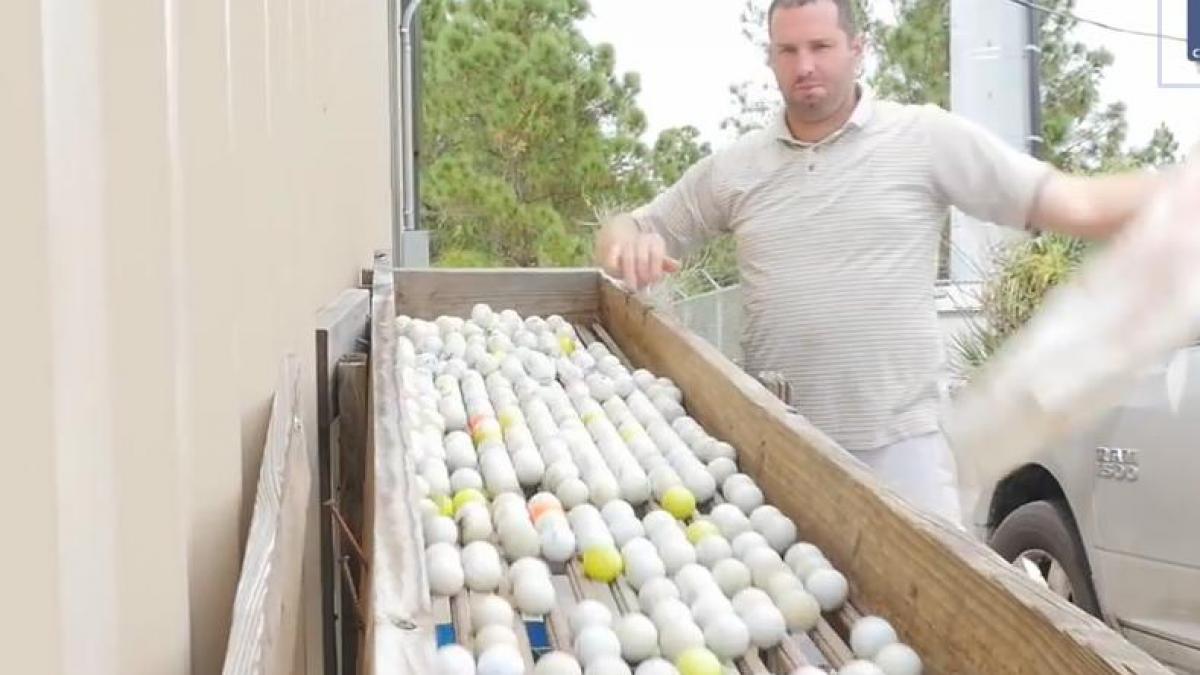 un american a ajuns milionar strangand mingi de golf din apa