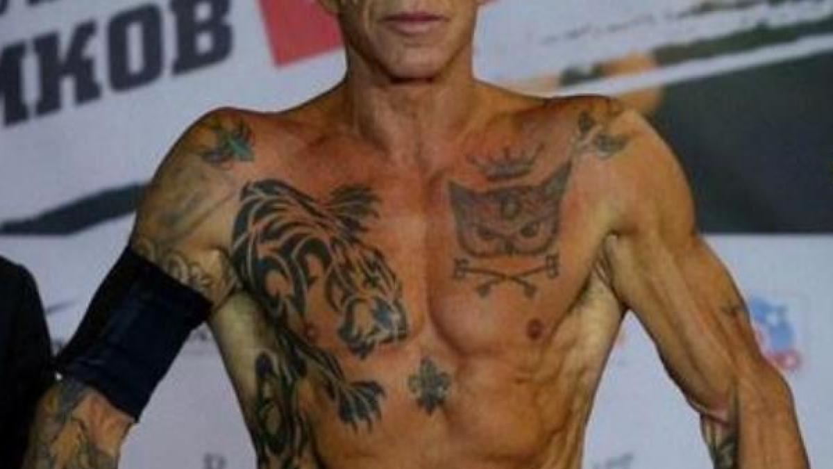 cine este barbatul ce poarta o poseta de 1180 de dolari