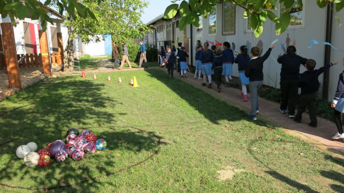 copiii de la scoala primara domino servite din voiteg judetul timis beneficiaza de spatiu de joaca