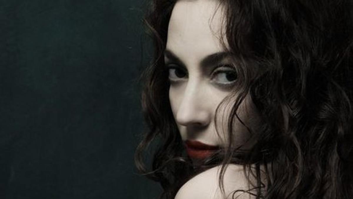 o frantuzoaica a devenit celebra cantand manele video