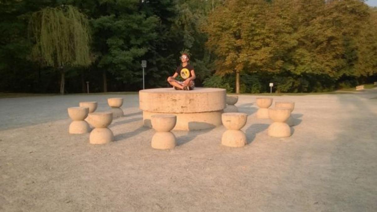 operele lui brancusi calcate in picioare de sute de turisti este o moda