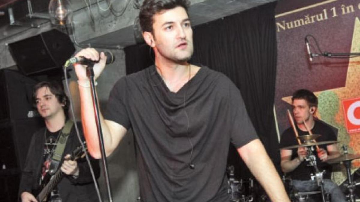 smiley coplesit de emotii pe scena artistul a uitat versurile melodiei lui gabriel cotabita