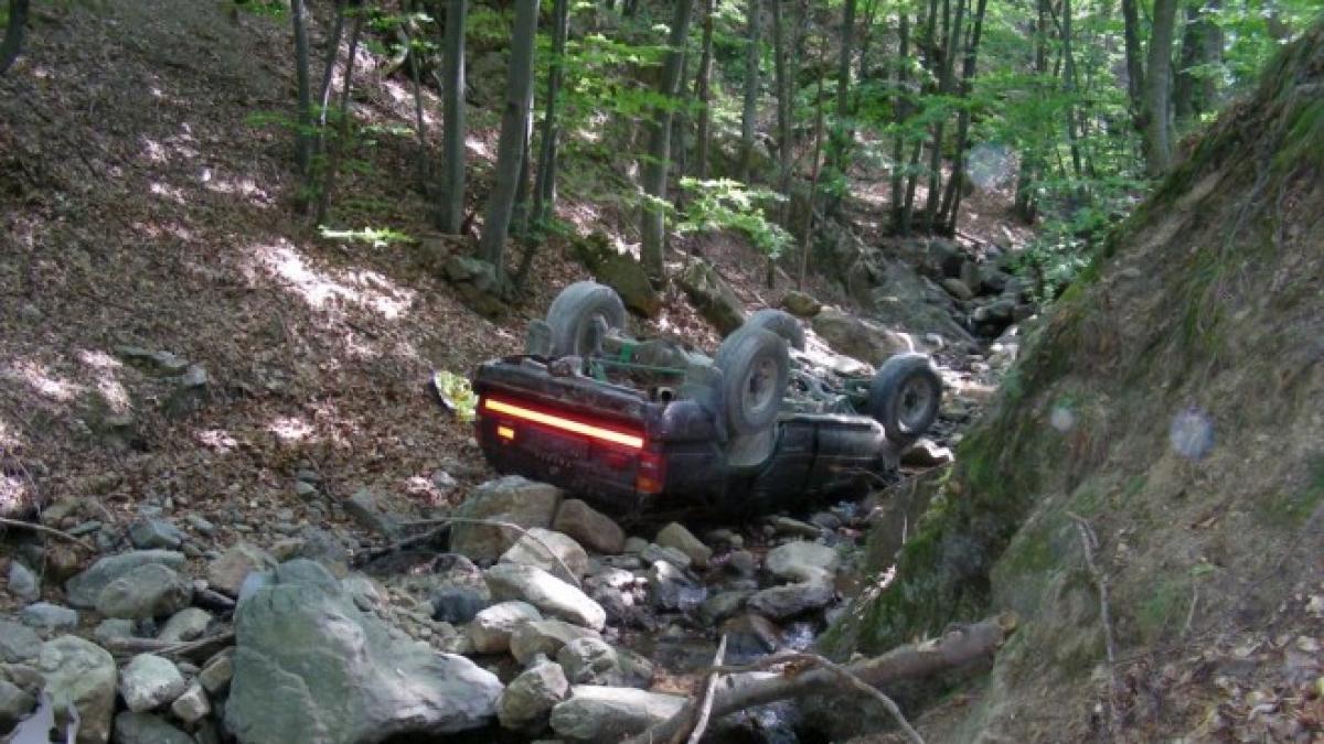 un autoturism a cazut 5 metri in rapa la posada